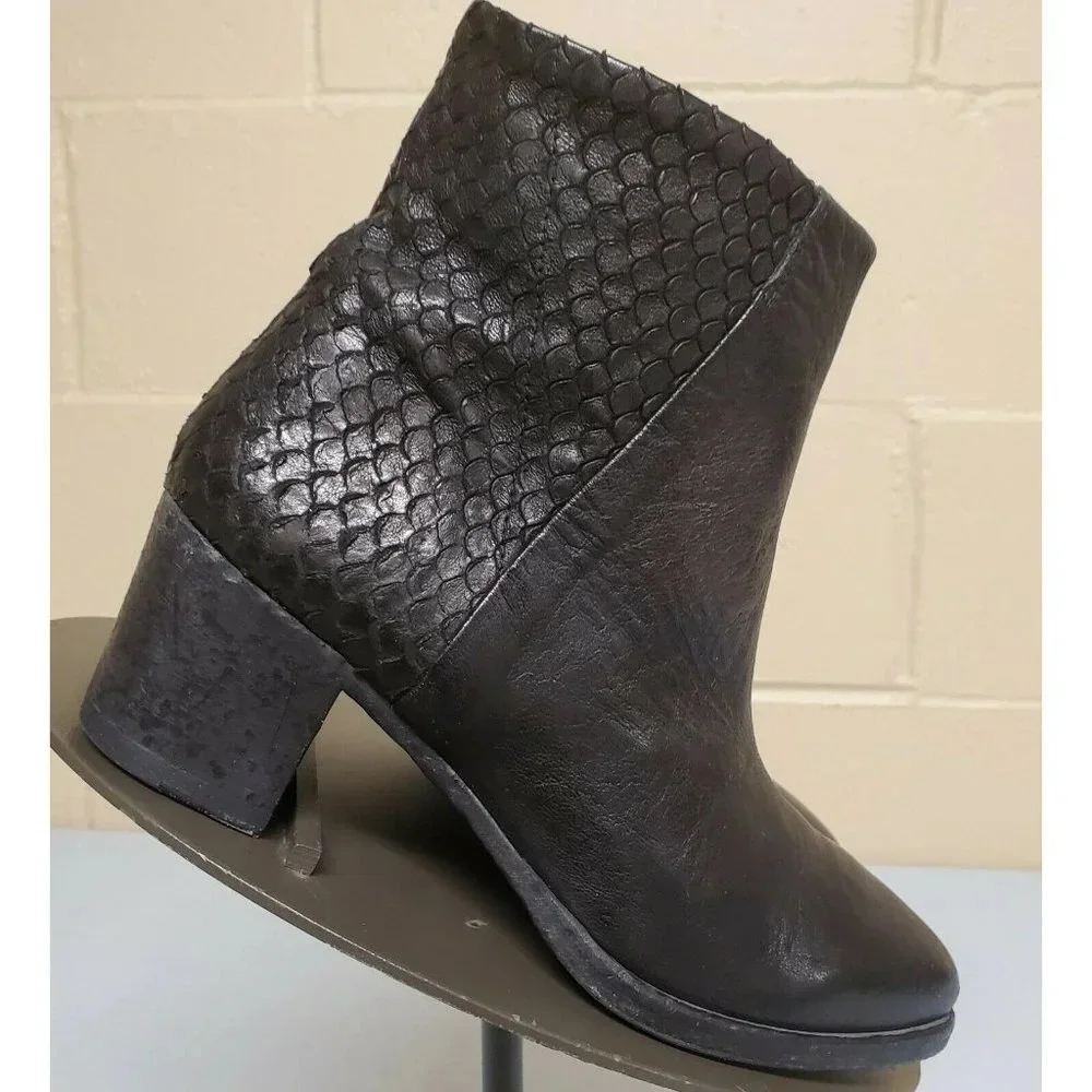 Gidigio Black Leather Reptile Design Bootie/Ankle